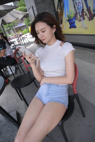图片[1]-短发牛仔的漂亮女生【2.4G】-喵图库