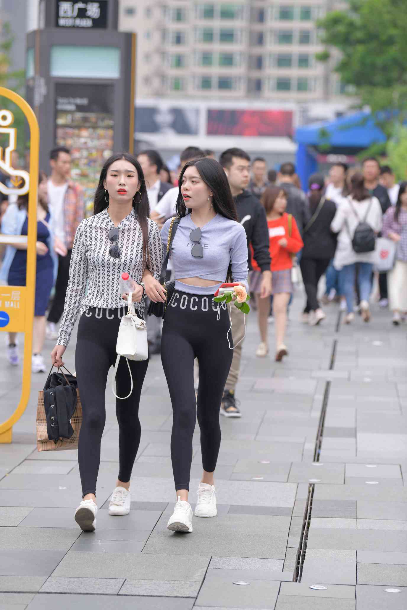 图片[1]-【免费】逛街的两个瑜伽裤姑娘【40P】04030-喵图库
