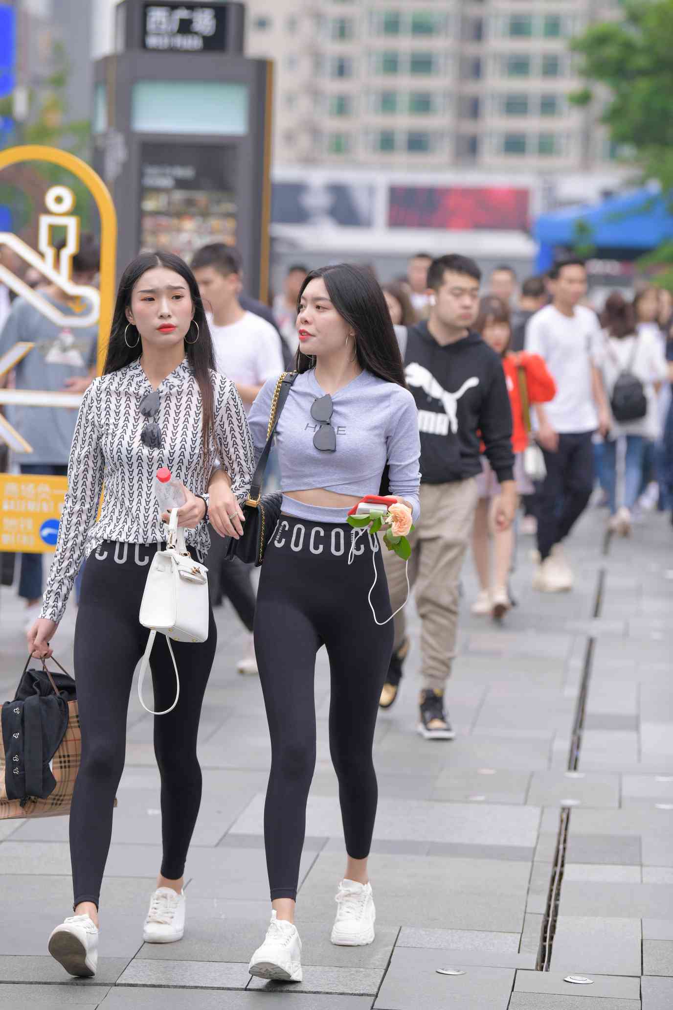 图片[2]-【免费】逛街的两个瑜伽裤姑娘【40P】04030-喵图库