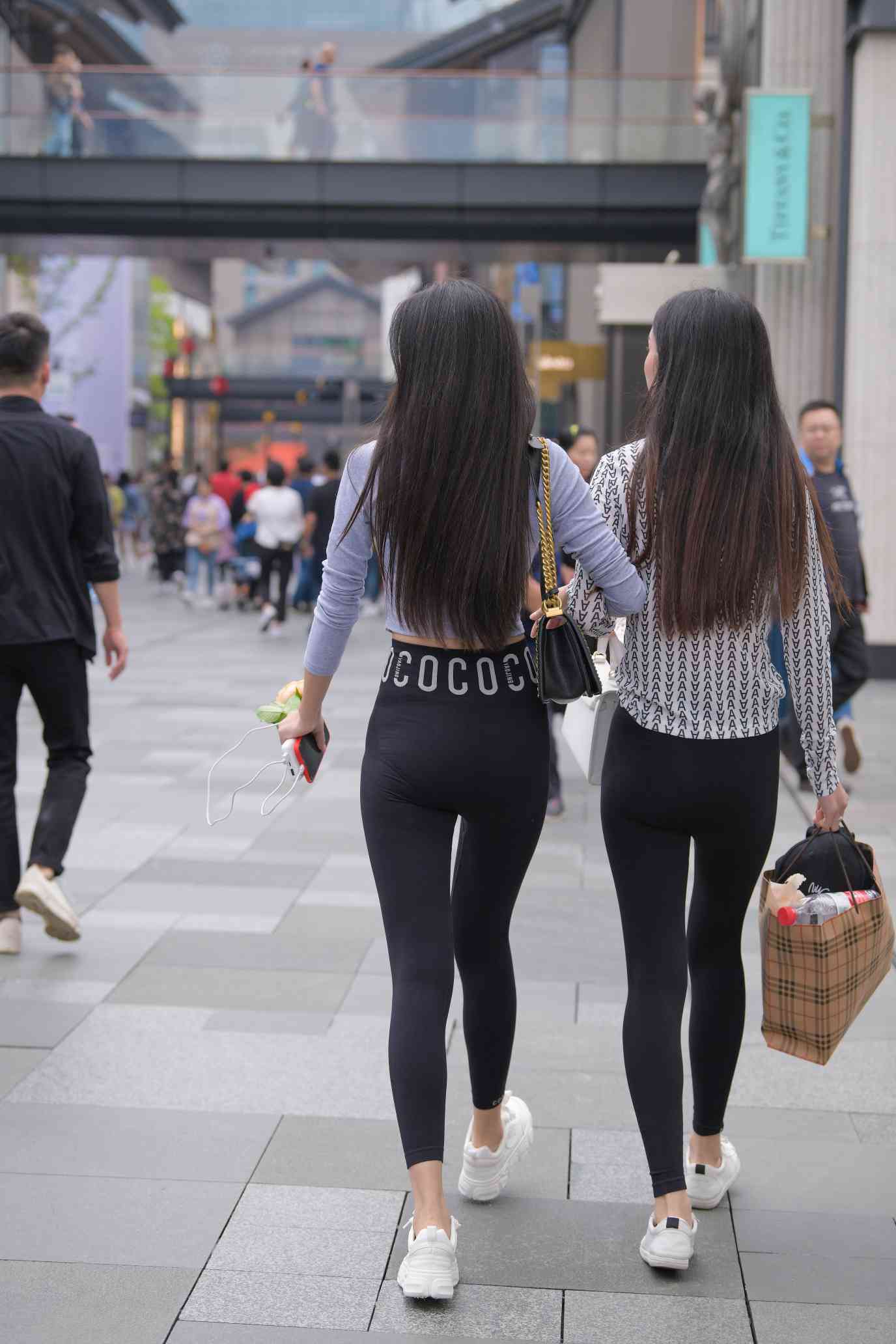 图片[3]-【免费】逛街的两个瑜伽裤姑娘【40P】04030-喵图库