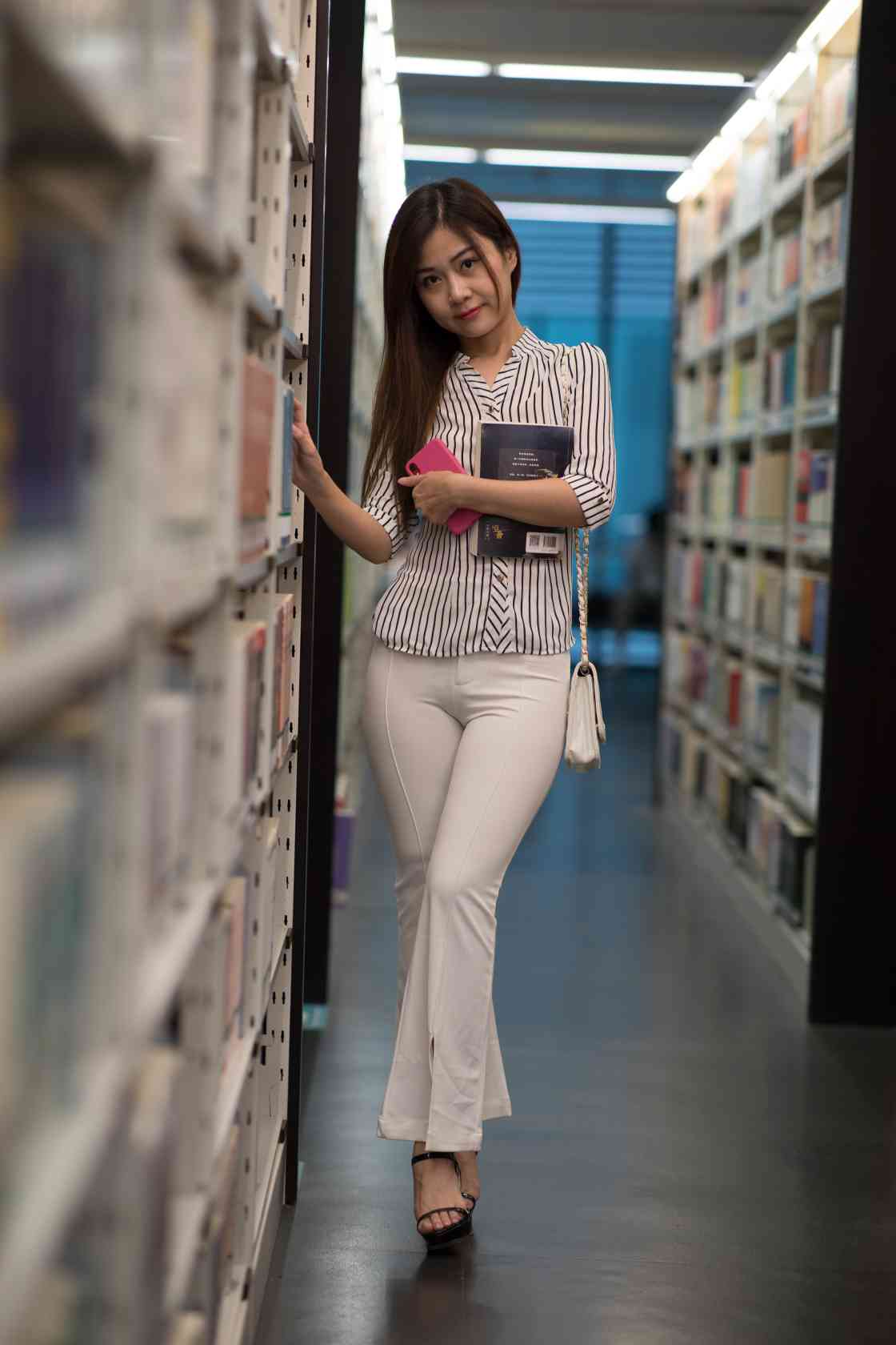 图片[5]-逛书店的白色紧身裤女孩【450P】04040-喵图库
