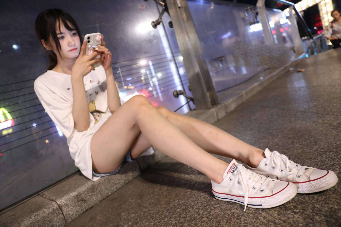 图片[3]-KTV里唱歌的长腿帆布鞋女孩【102P】20015-喵图库