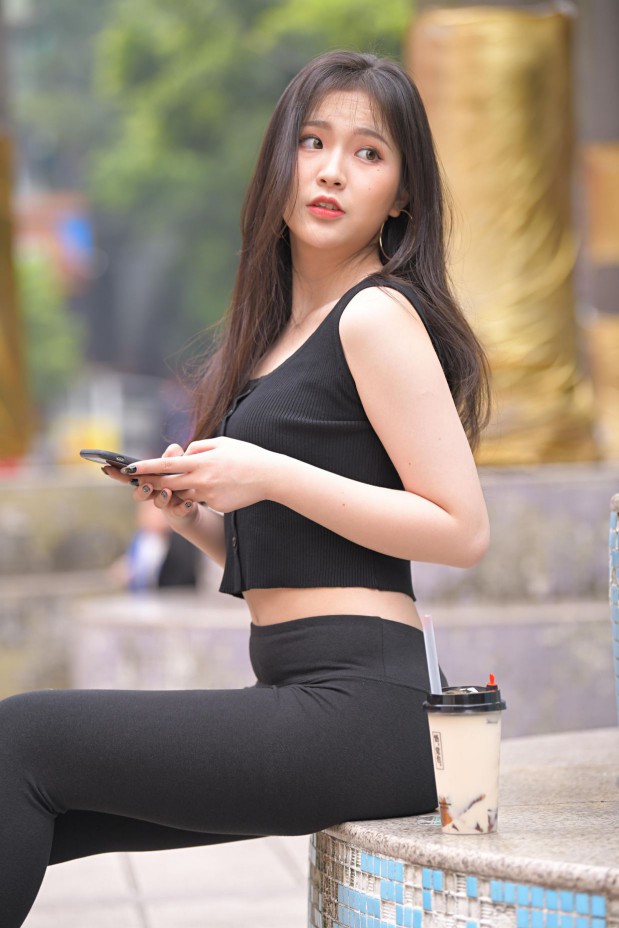 图片[1]-喝奶茶的黑色瑜伽裤长发姑娘【376P】00055-喵图库