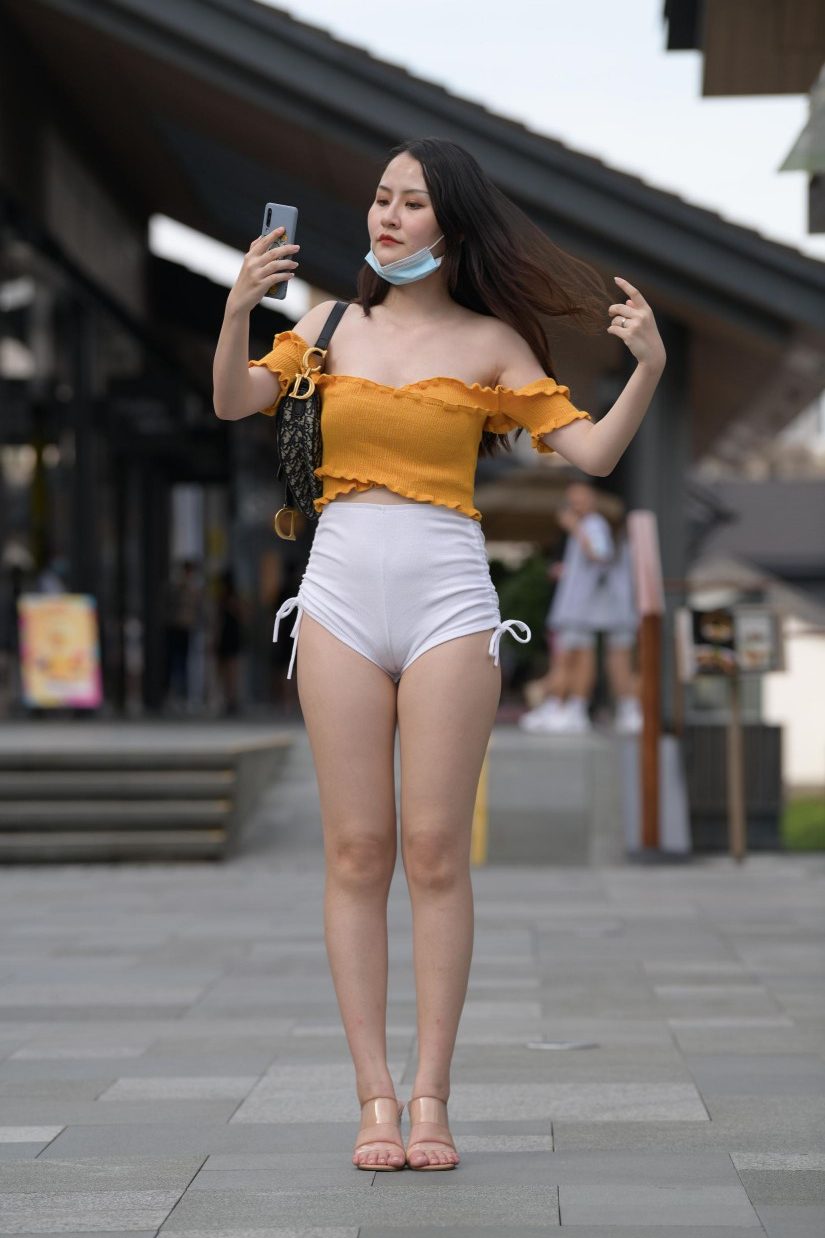 图片[1]-高腰白色短裤的漂亮女孩【767P】00065-喵图库