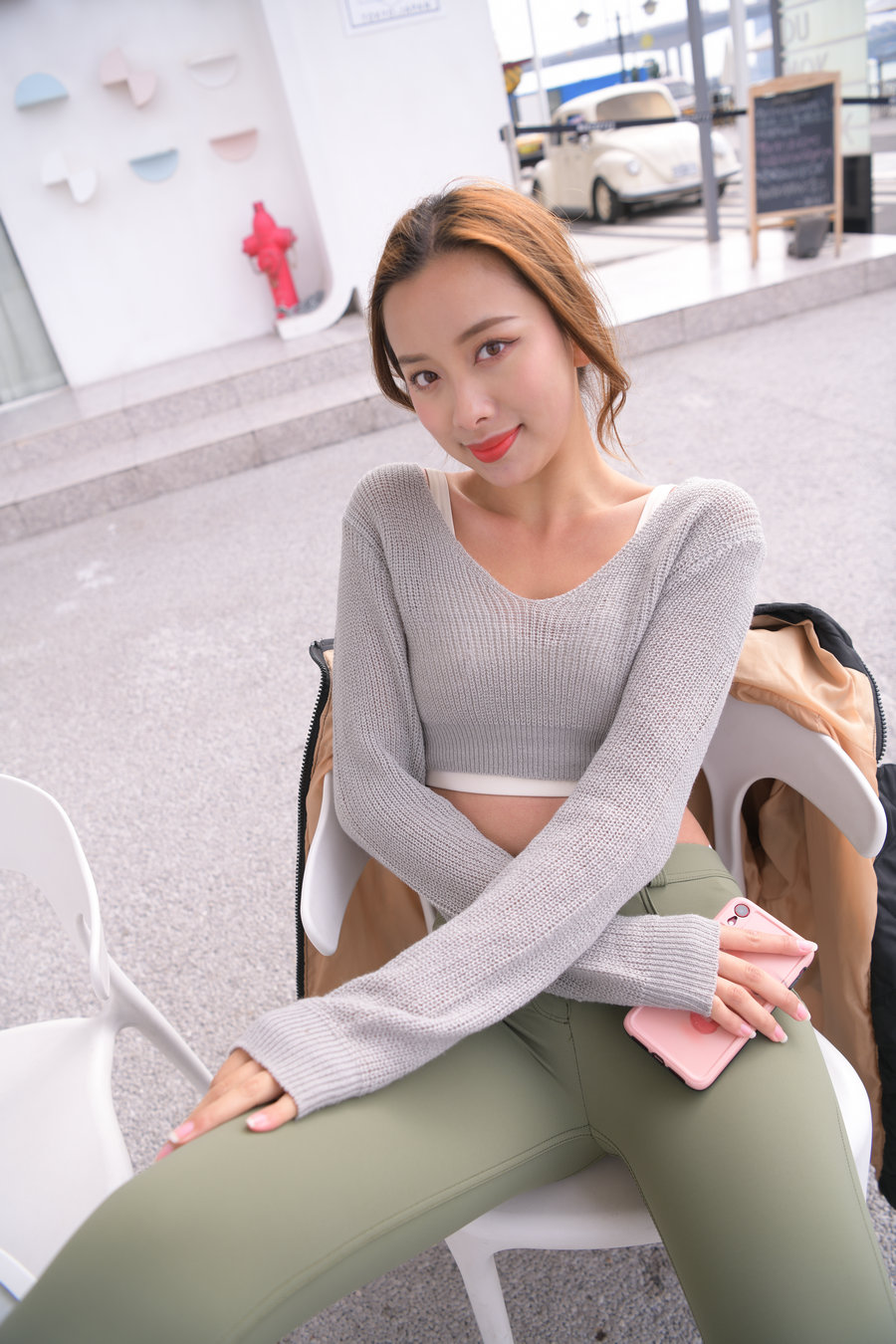 图片[2]-非常可爱的瑜伽裤女孩坐在凳子上 J1520 998P1V-26.5GB-喵图库