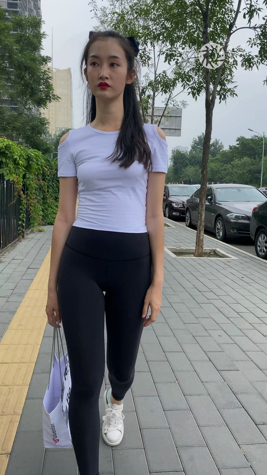图片[1]-黑色瑜伽裤逛街的女孩J4000 MP4-7.76GB-喵图库