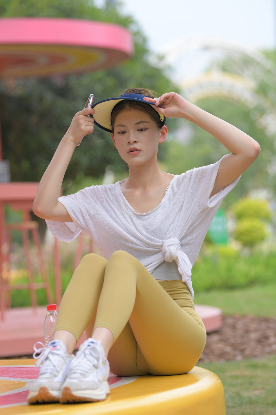 图片[1]-戴着遮阳帽的瑜伽裤女孩J2965 796P1V-27.1GB-喵图库
