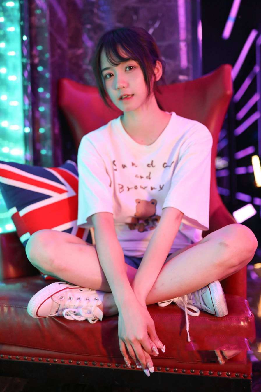 图片[2]-KTV里唱歌的长腿帆布鞋女孩【102P】20015-喵图库