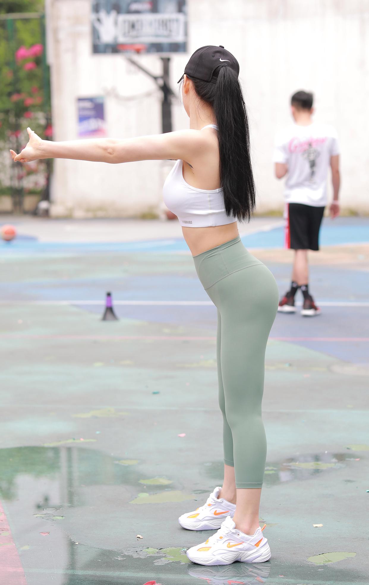 图片[1]-打扮很休闲的瑜伽裤女孩 J1600 415P3V-10.4GB-喵图库