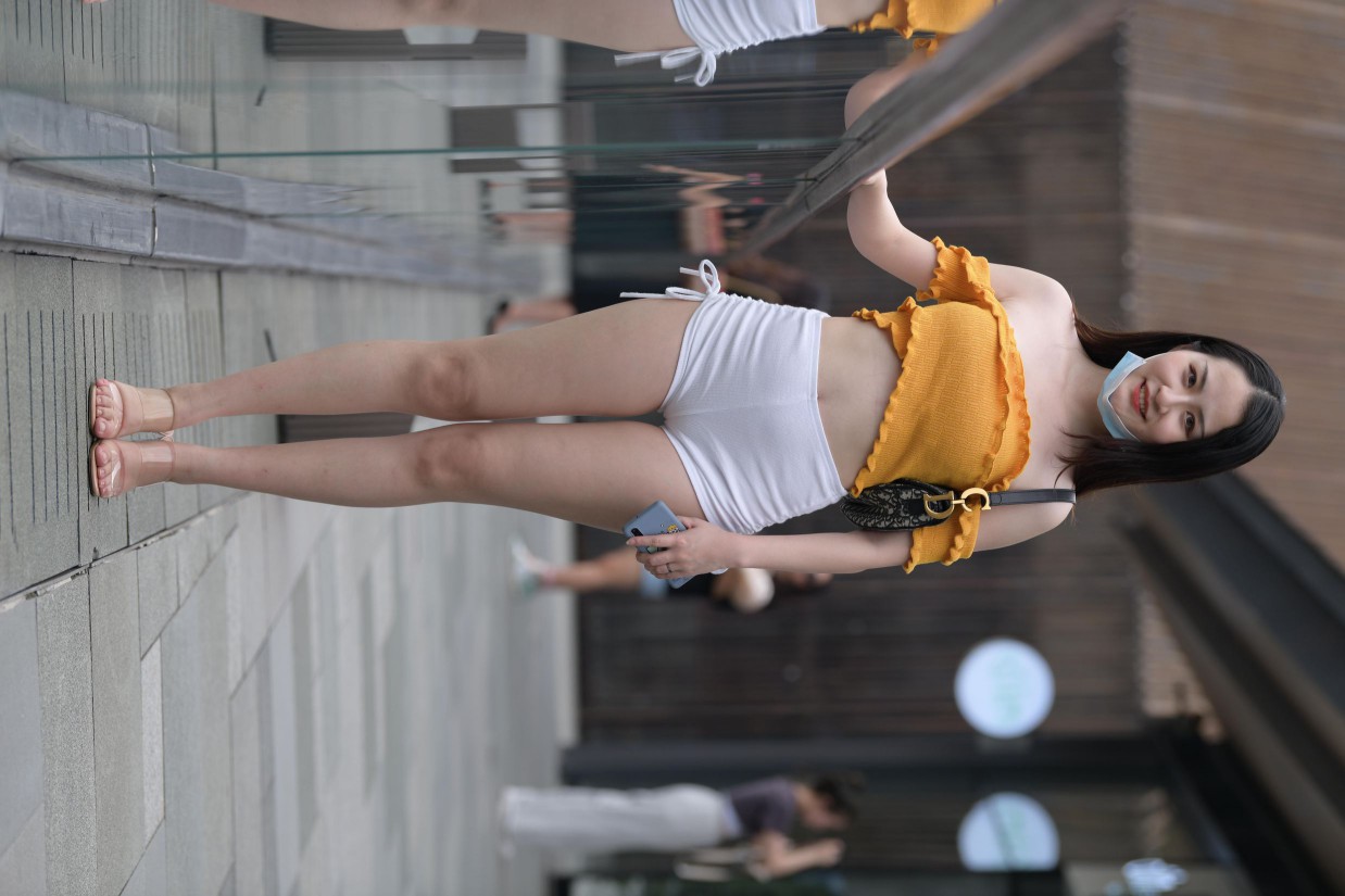 图片[2]-高腰白色短裤的漂亮女孩【767P】00065-喵图库