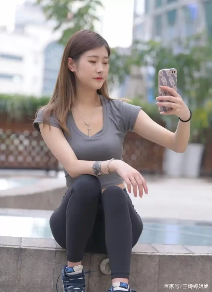 图片[2]-有小虎牙非常甜美的瑜伽裤女孩-喵图库