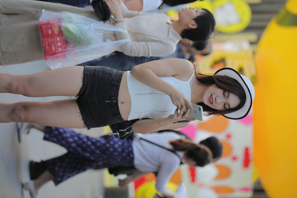 图片[2]-非常时尚阳光的牛仔热裤女孩【808P】00064-喵图库