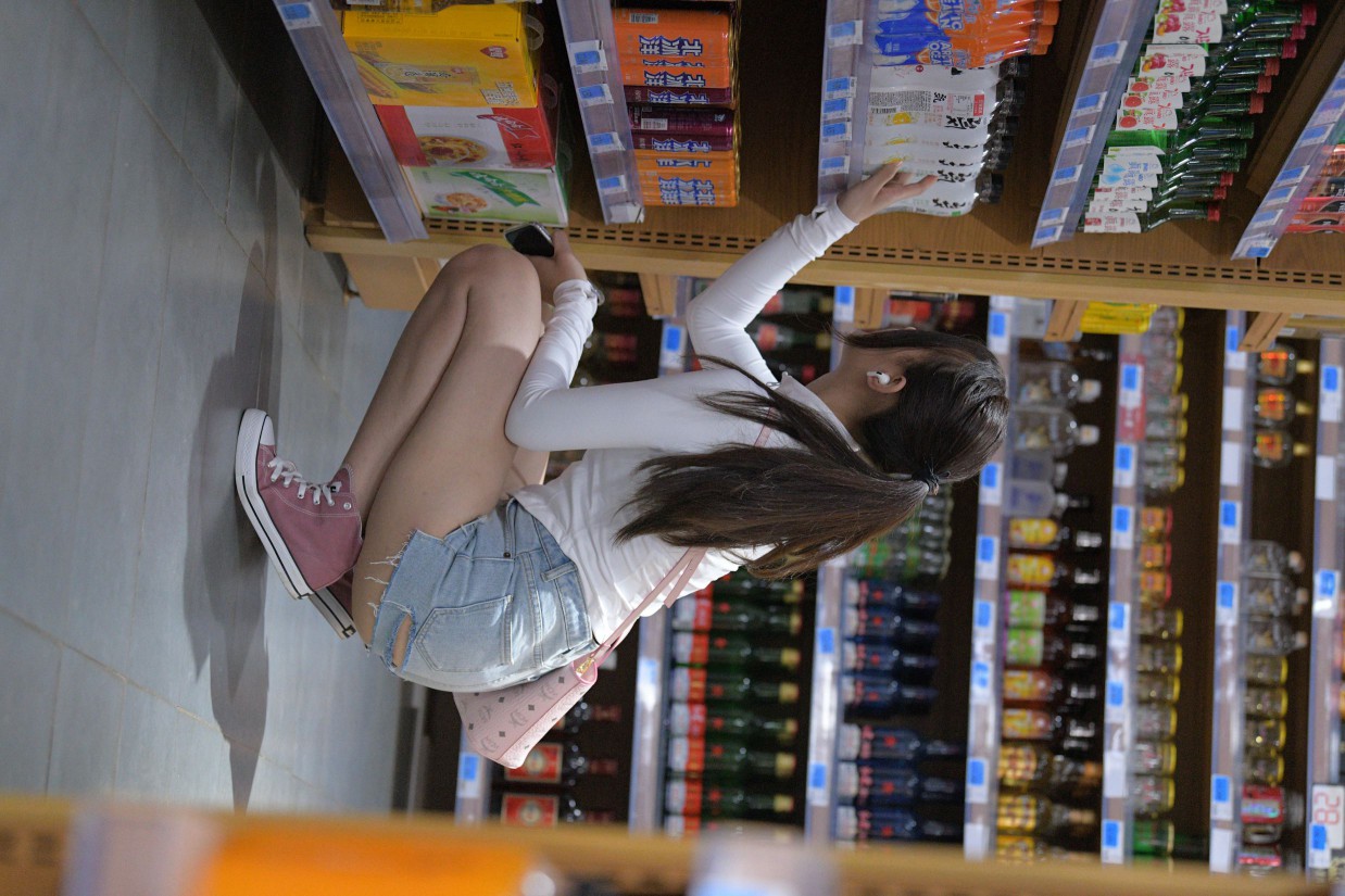 图片[5]-紧身牛仔短裤骑自行车的漂亮女孩【588P】00053-喵图库