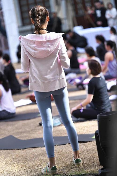 图片[2]-在广场看热闹的瑜伽裤女人-喵图库