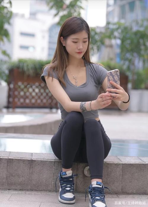 图片[1]-有小虎牙非常甜美的瑜伽裤女孩-喵图库
