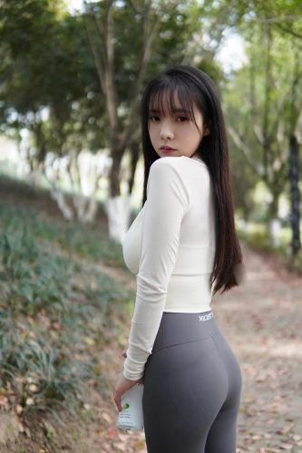 图片[9]-穿瑜伽裤爬山的长发少女-喵图库