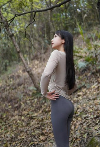 图片[5]-穿瑜伽裤爬山的长发少女-喵图库