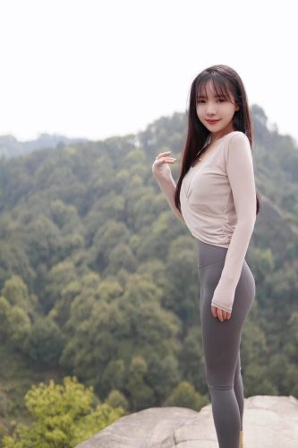 图片[3]-穿瑜伽裤爬山的长发少女-喵图库