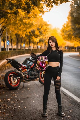 图片[1]-骑摩托车的瑜伽裤美女身材太好了！-喵图库
